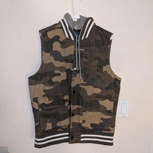 Camo print vest with hoodie